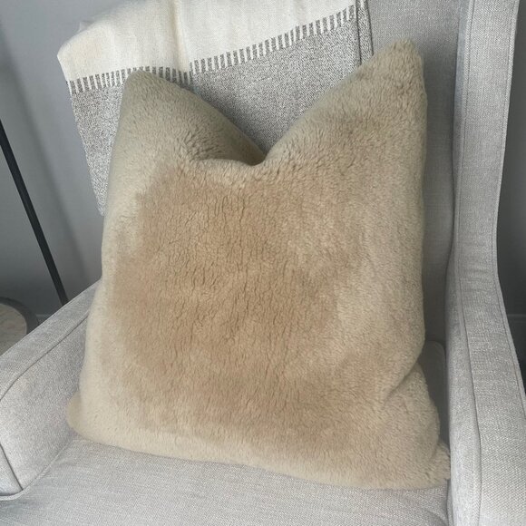 UGG Lanai Luxury Faux Fur Decorative Pillow20"x20"